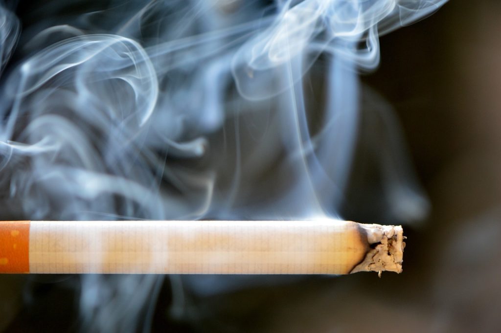 Hong Kong, governo chiede di guardare male chi fuma in pubblico