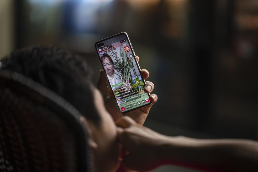 Cina, per i minori divieto di Internet durante la notte