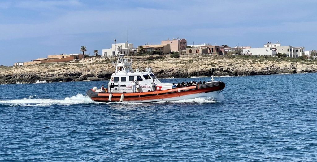 Naufragio davanti alla Tunisia: 11 morti e 44 dispersi