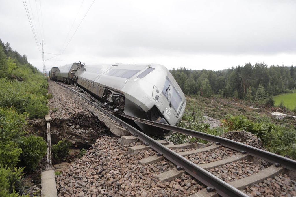 Maltempo in Svezia, deraglia un treno