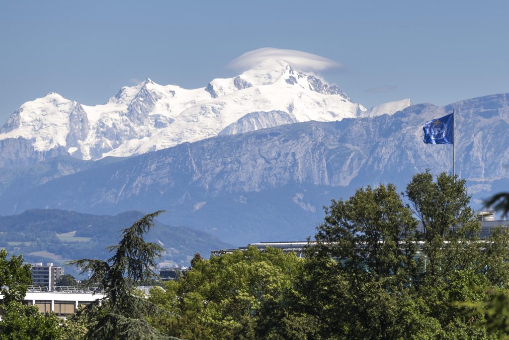 Monte Bianco, frana danneggia via ai Rochers