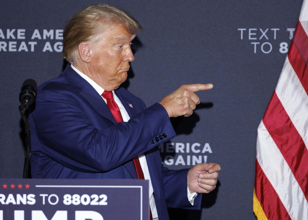 Trump vola nei sondaggi: “non mi toglieranno la parola”