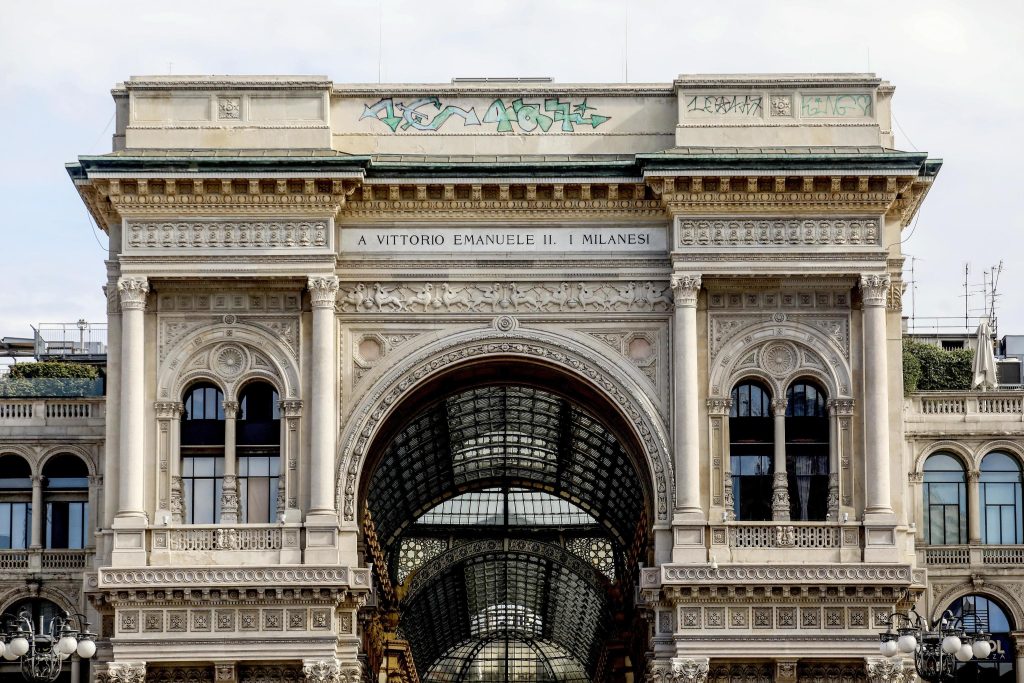 Galleria Vittorio Emanuele, iniziate operazioni pulizia graffiti