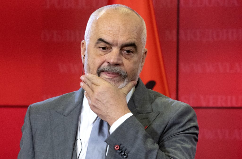 Rama scherza sull'”invasione” di italiani in Albania