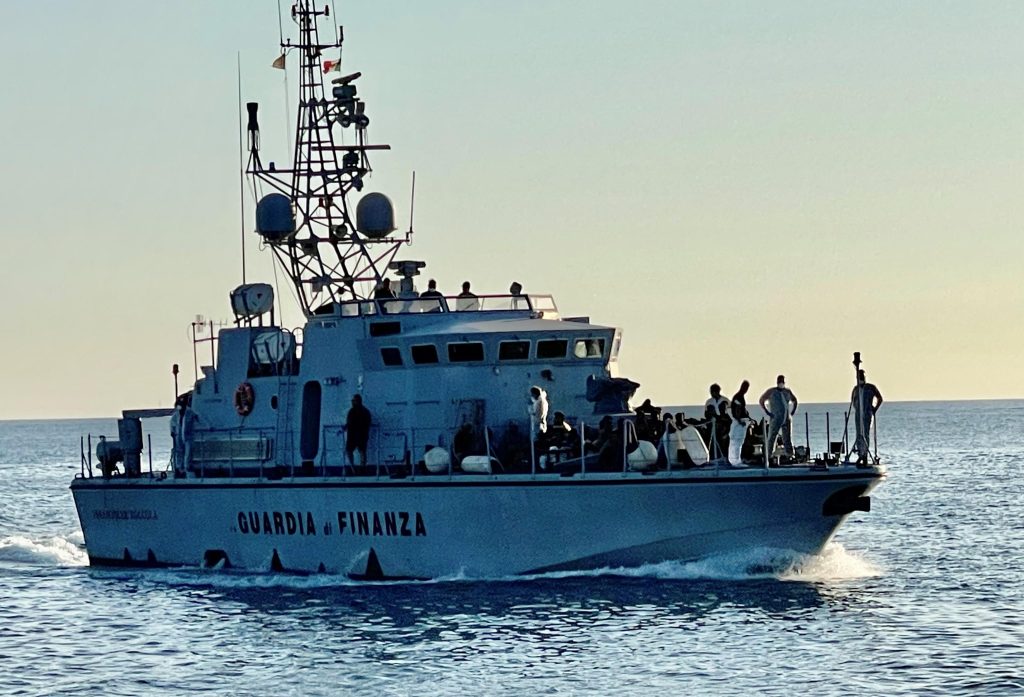 Lampedusa, sbarcano 1.013 migranti in 36 ore