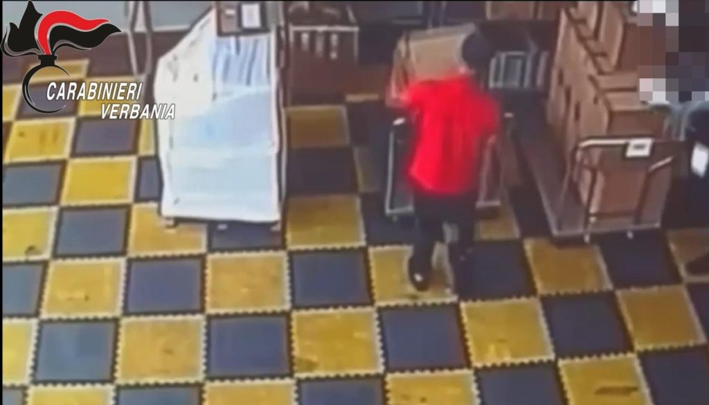 Si fingevano corrieri per rubare, 7 arresti