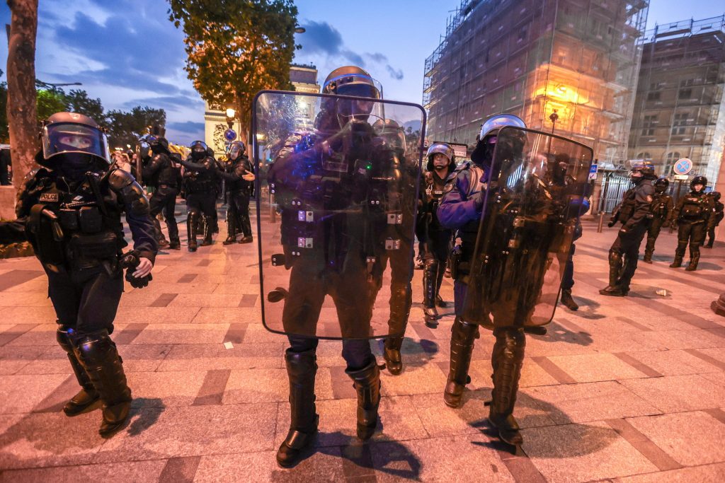 Tre agenti accusati della morte di un manifestante in Francia