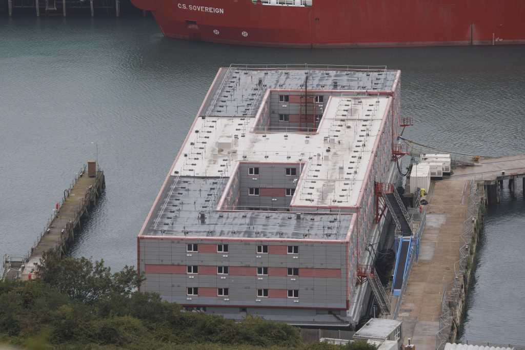 Allarme legionella, evacuati richiedenti asilo dalla chiatta nel Dorset