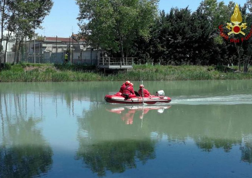 Si tuffa nel fiume Serio e muore
