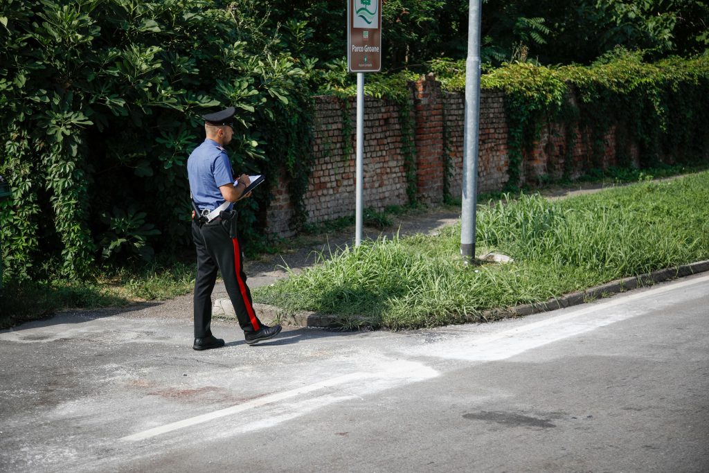 Uccide il padre e un uomo fugge nei boschi, arrestato