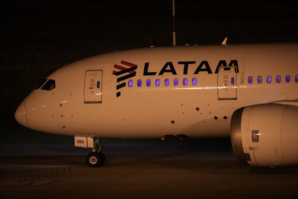 Pilota muore in volo, atterraggio di emergenza