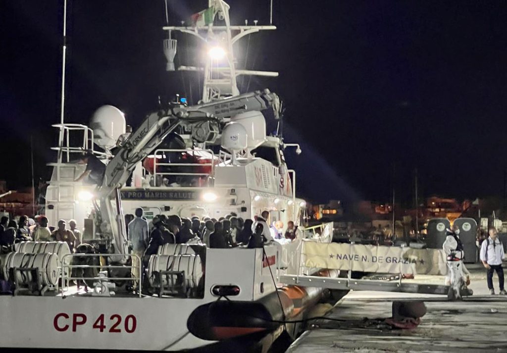 Sbarchi senza sosta a Lampedusa, oltre duemila nell’hotspot