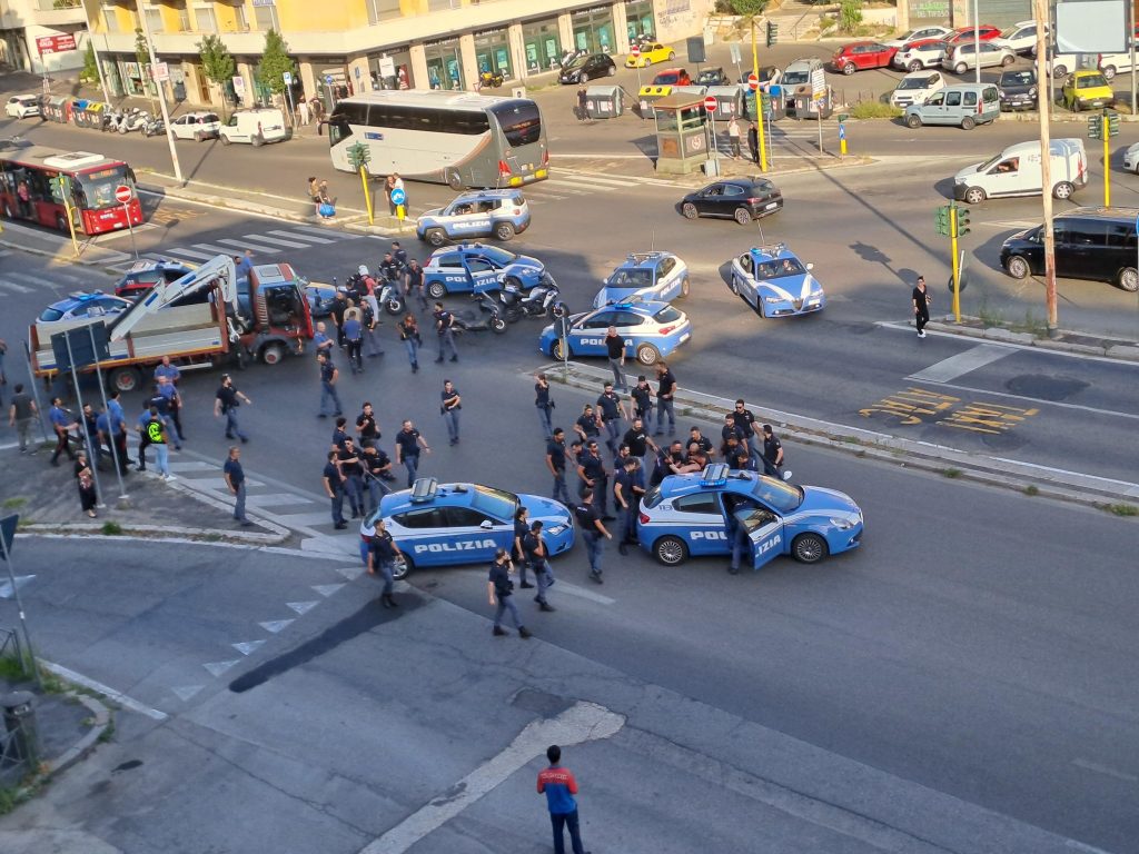 Ruba furgone e fugge, inseguimento a Roma