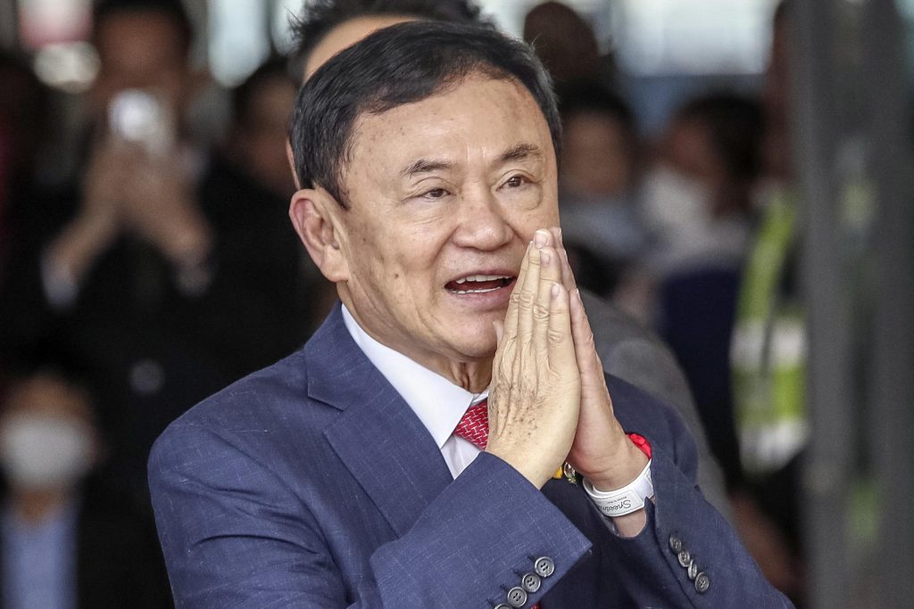 Ex premier thailandese condannato a 8 anni