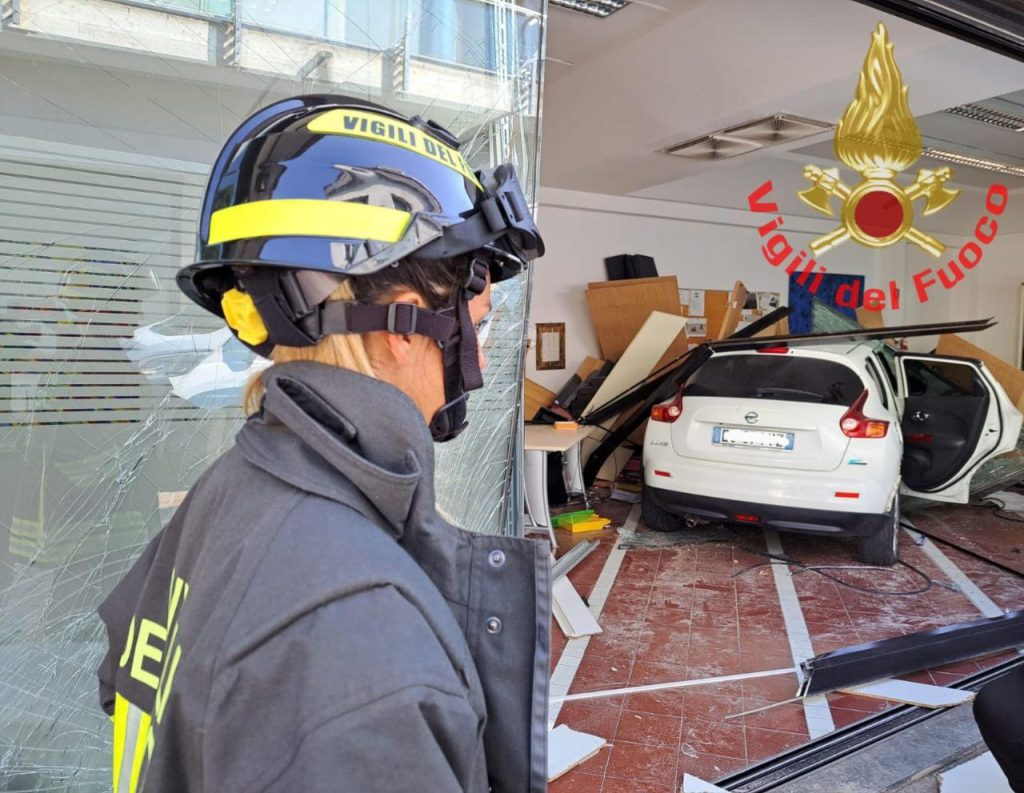 Auto sfonda vetrata centro disabili, ferito operatore