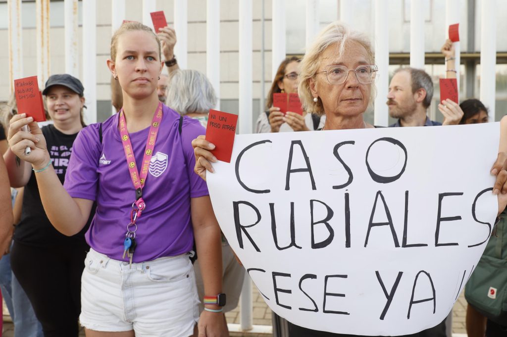 Rubiales sospeso, la madre si barrica in chiesa e annuncia sciopero della fame