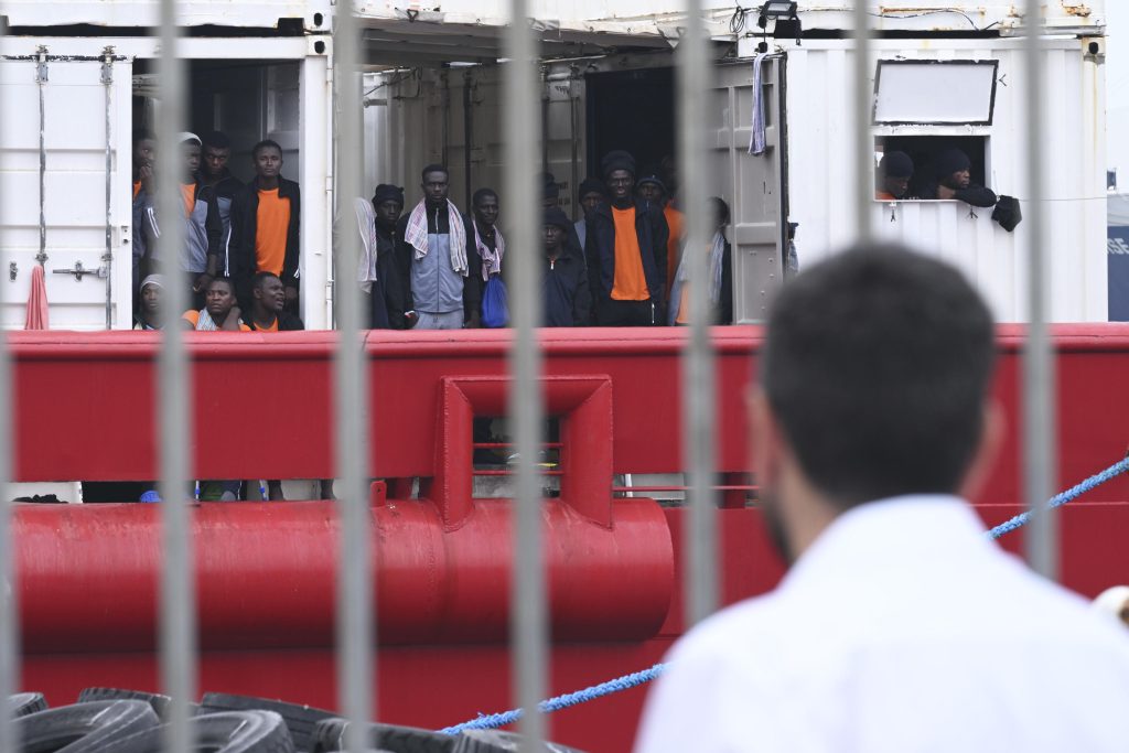 Lampedusa, oggi 1.828 migranti lasciano l’isola