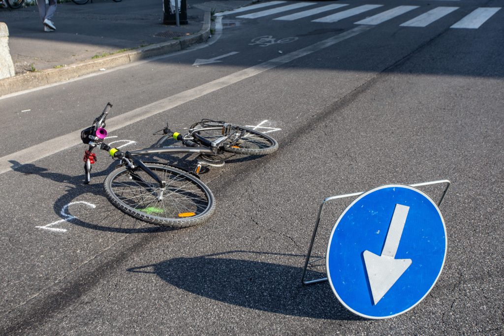 Milano, ciclista 28enne muore investita da camion