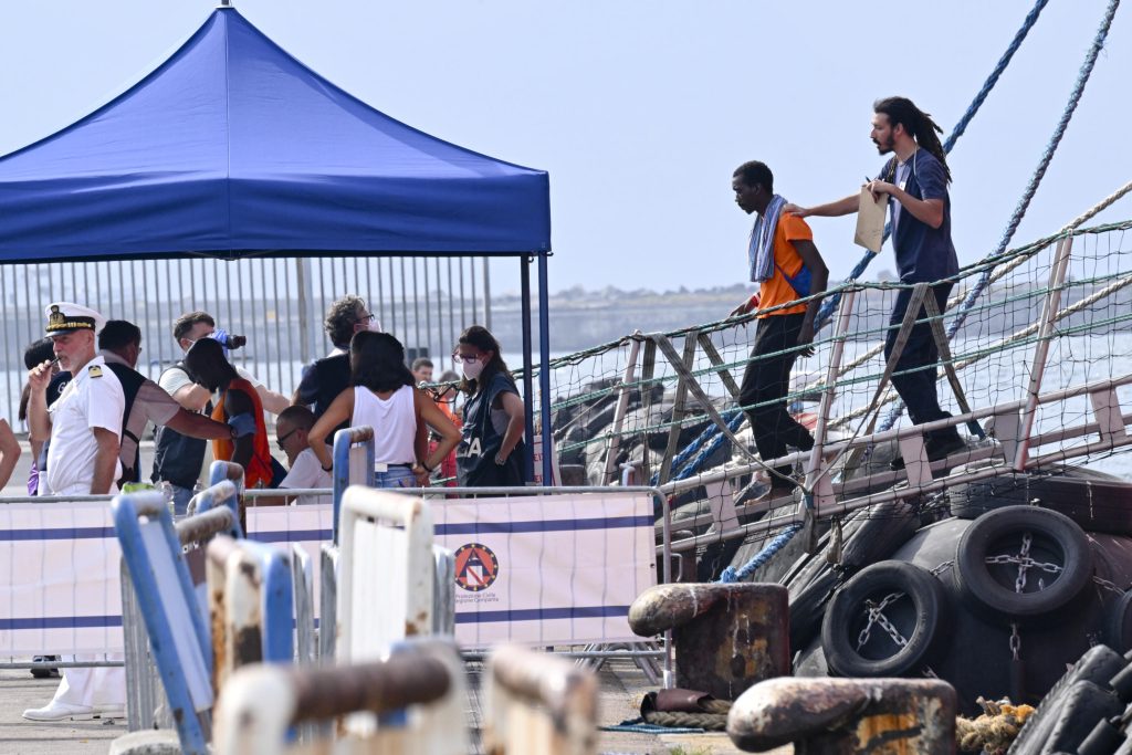 Lampedusa, oggi 1400 migranti in partenza