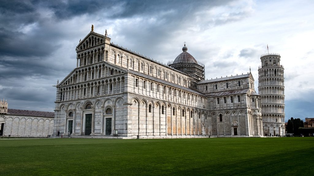 Incide le iniziali sulla Torre di Pisa, denunciata turista francese