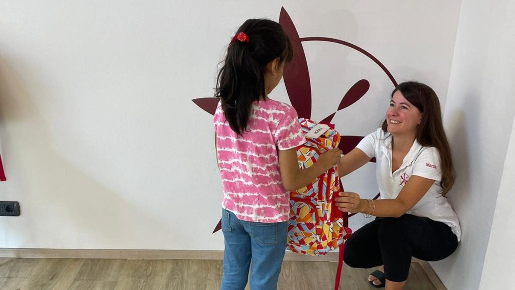 Milano, la Fondazione Libellula distribuisce kit a bambini e bambine in difficoltà economica