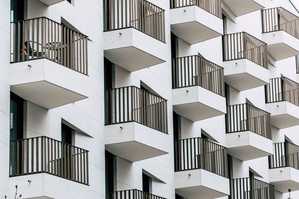 Bimbo cade dal balcone ma si salva grazie ai fili stendibiancheria