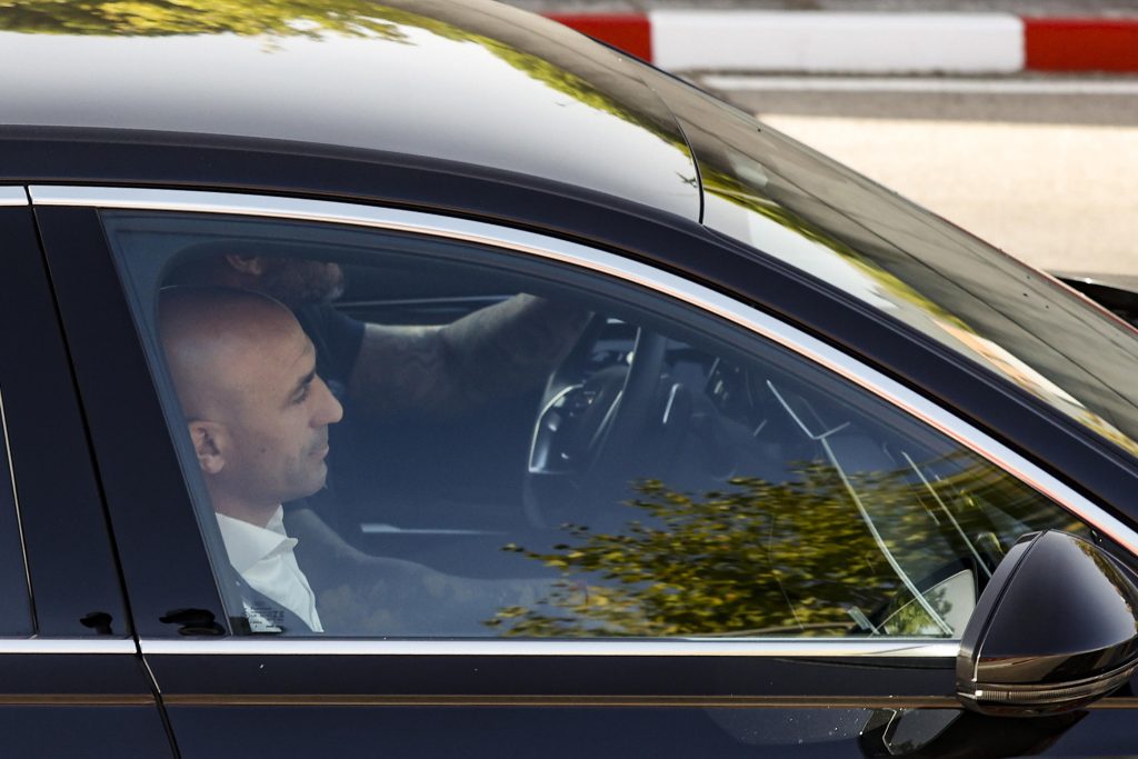 Rubiales, Tribunale sportivo spagnolo avvia procedimento disciplinare