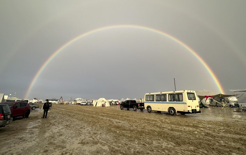 Burning Man Festival, iniziata l’evacuazione dei partecipanti