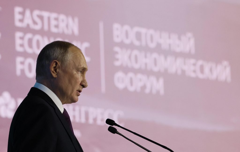 Putin dalla parte di Trump: “contro di lui persecuzione politica”