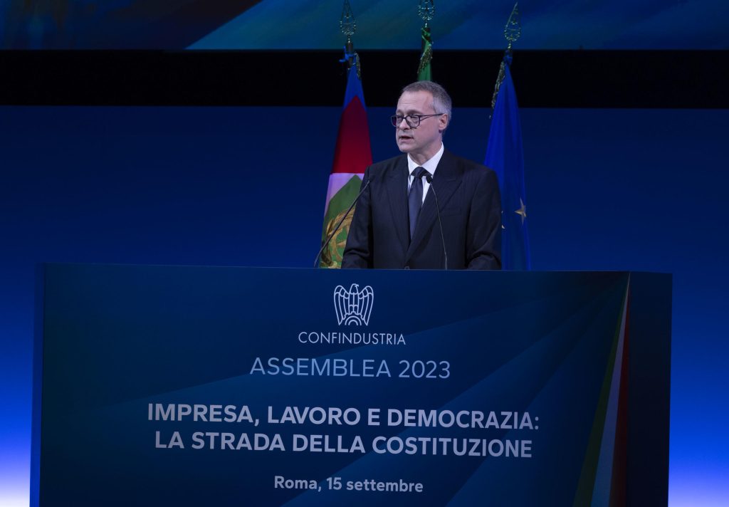 Confindustria riunita a Roma, Bonomi: “salario minimo non basta”