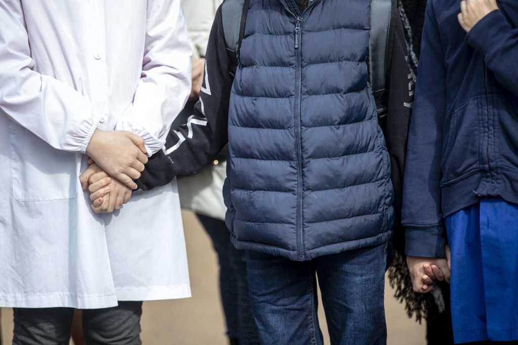 Picchiava e insultava i bambini, maestra sospesa