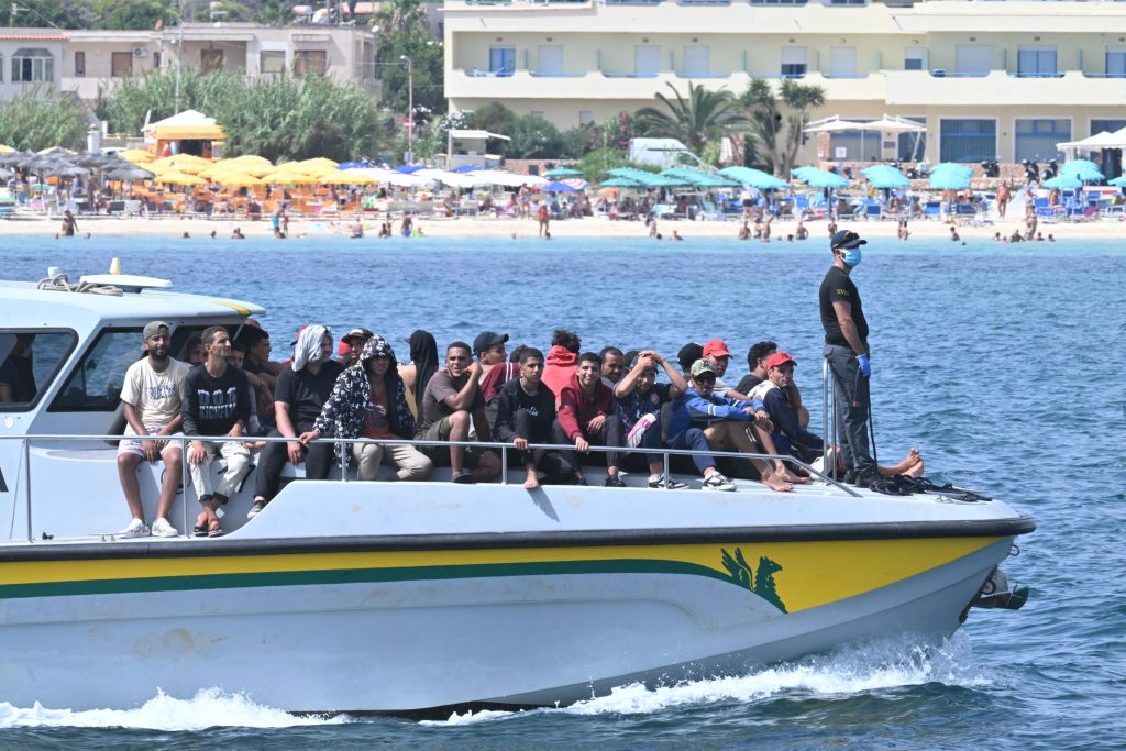 Lampedusa, 13 sbarchi in meno di un’ora
