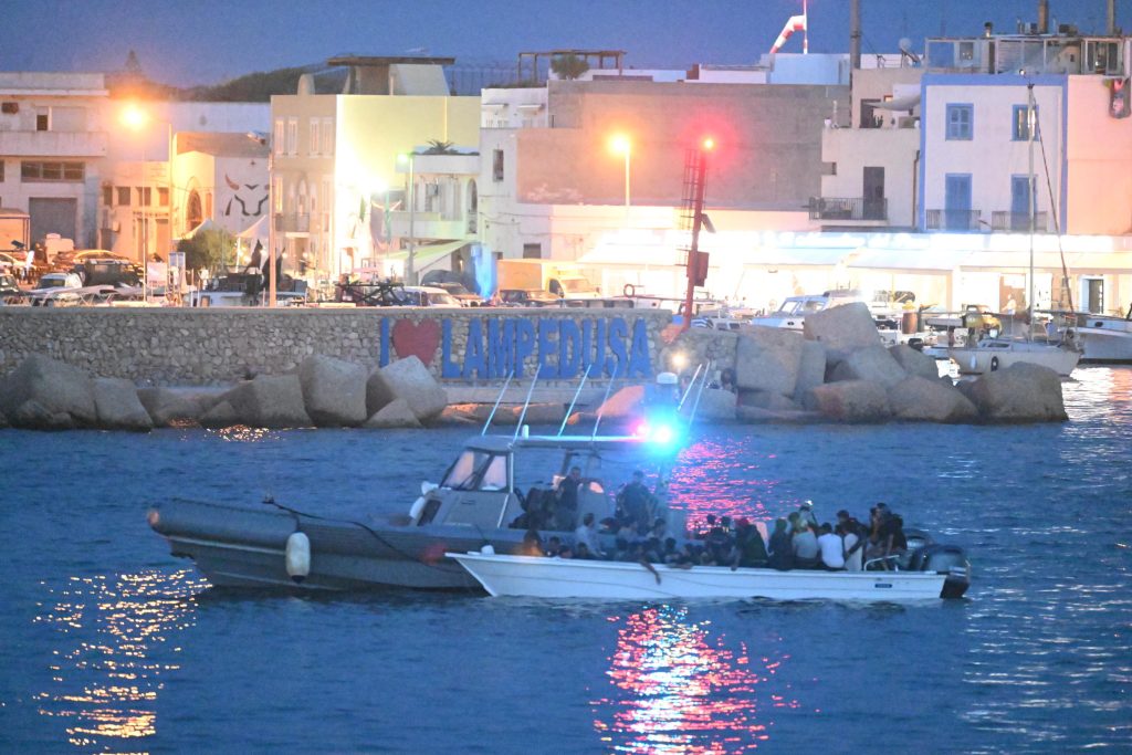 Migranti, nuovi sbarchi a Lampedusa