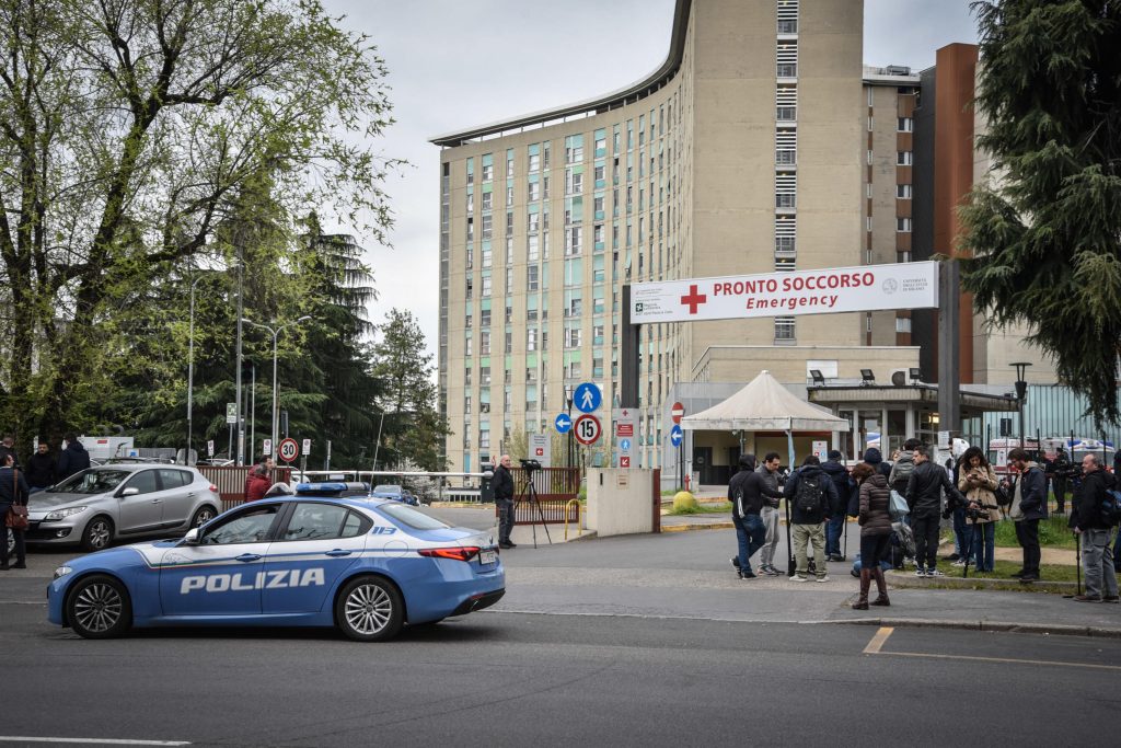Evade dall’ospedale, in coma l’agente corso all’inseguimento