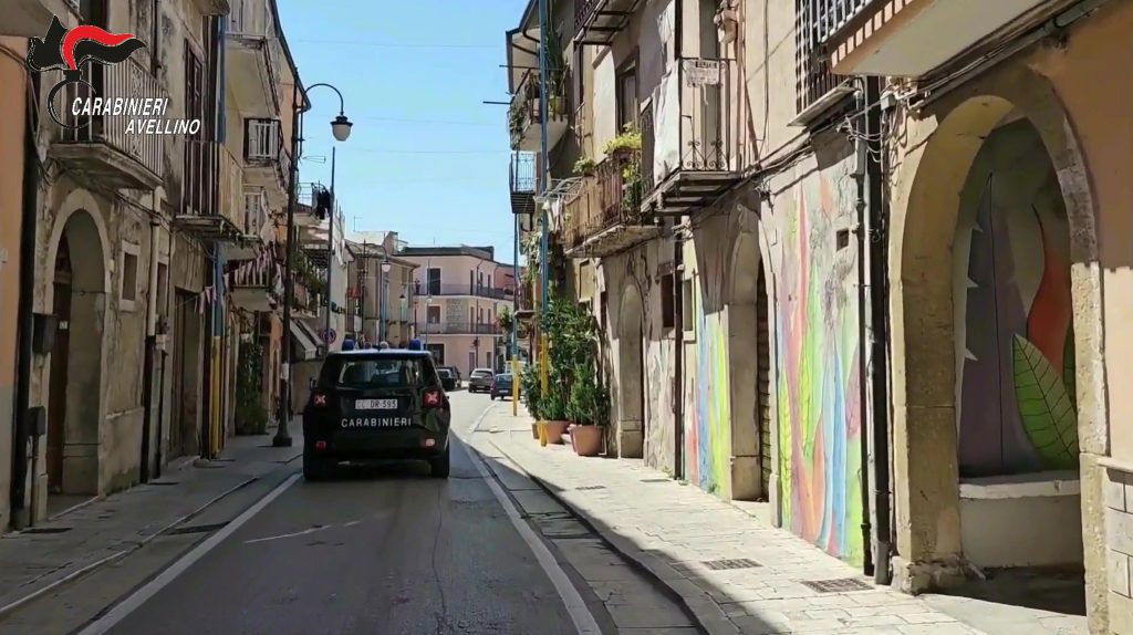 Avellino, ordigno contro l’ingresso di un condominio