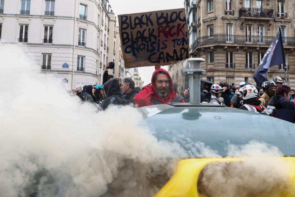 Parigi sotto l’assedio dei black bloc