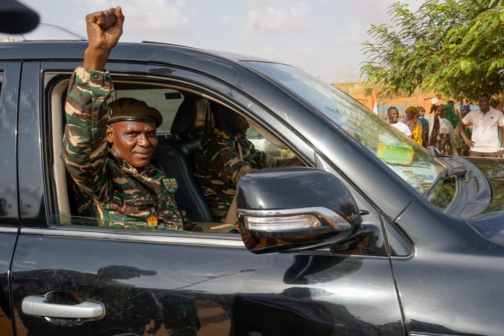 Il Niger festeggia il ritiro della diplomazia francese