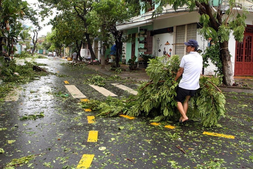 Tempesta tropicale in Vietnam, allagate le strade