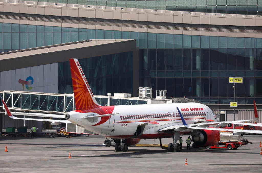 Air India, via i sari: look più moderni per l’equipaggio