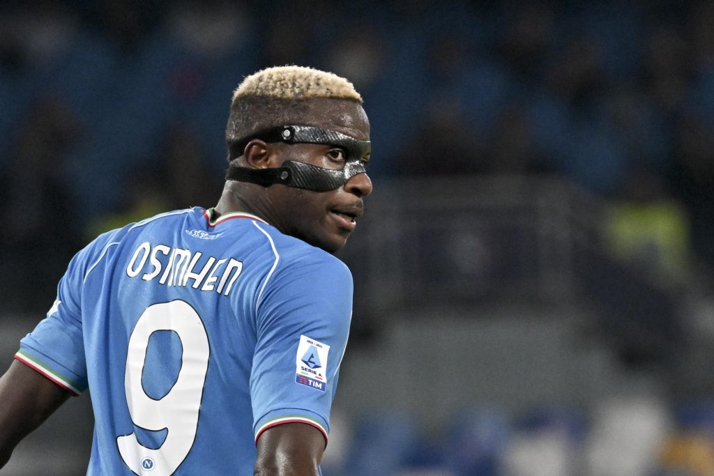 Osimhen tende la mano: “Forza Napoli sempre!”