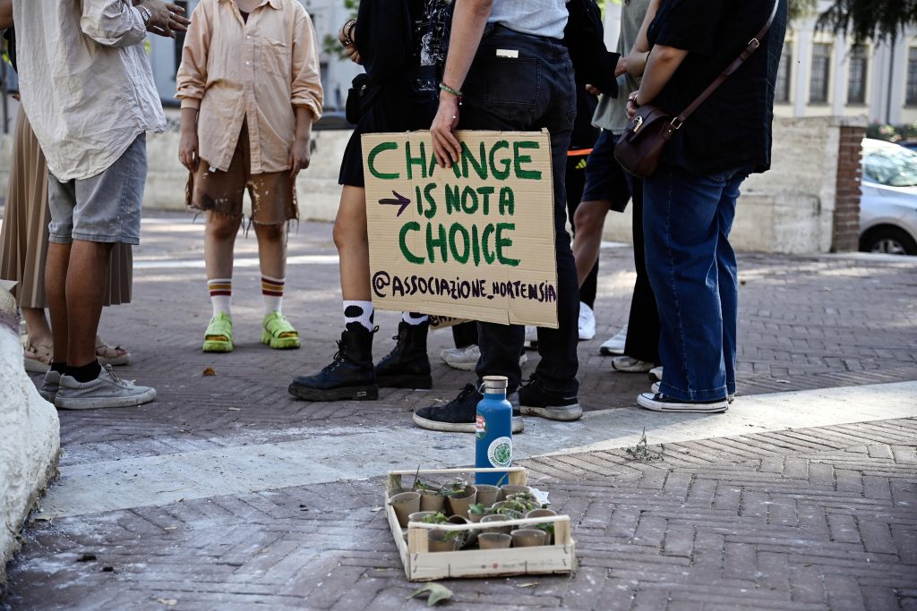Manifestazione Fridays for Future, imbrattato ministero Istruzione