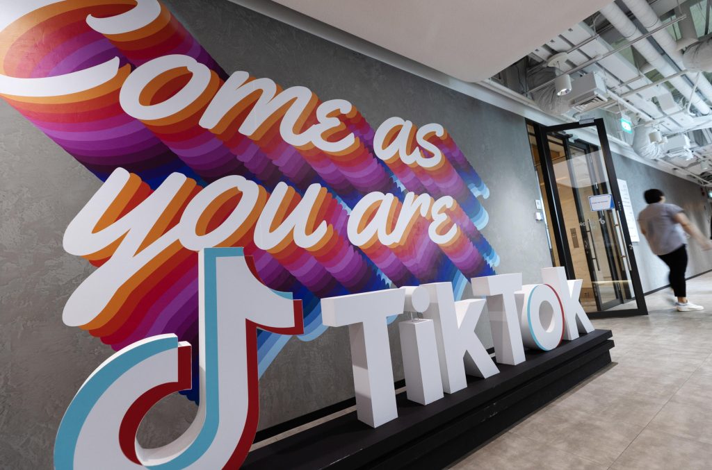 Incitamento all’odio e contenuti violenti, TikTok risponde all’Ue