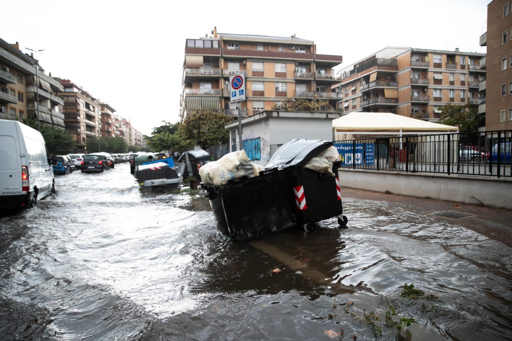 Nubifragio su Ostia, strade allagate