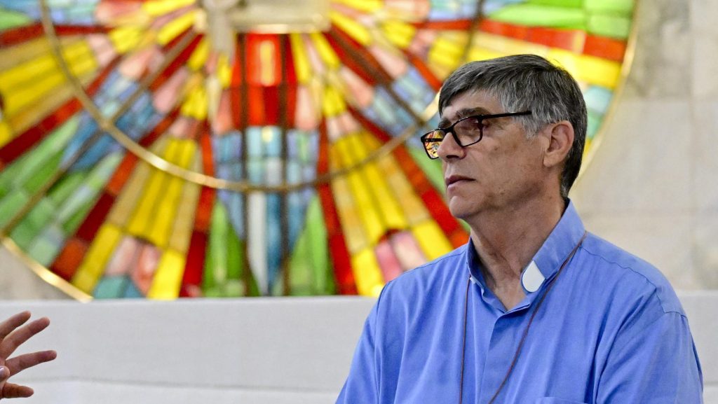 Caivano, la “stesa” diventa reato. Proteste contro don Patriciello