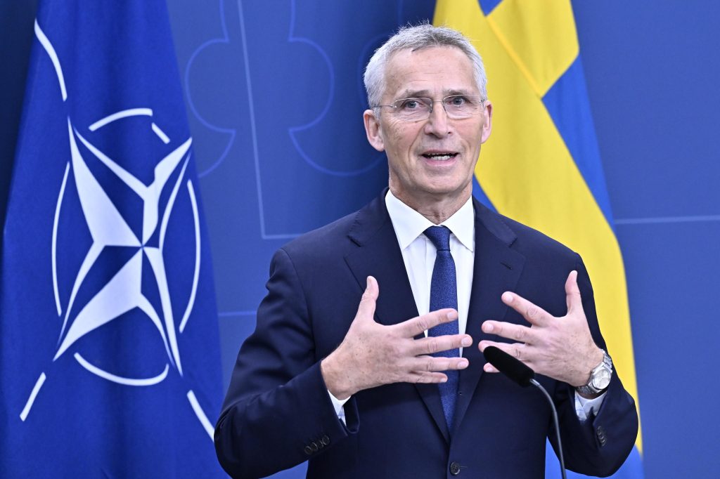 Stoltenberg: “Iran e Hezbollah non favoriscano escalation”