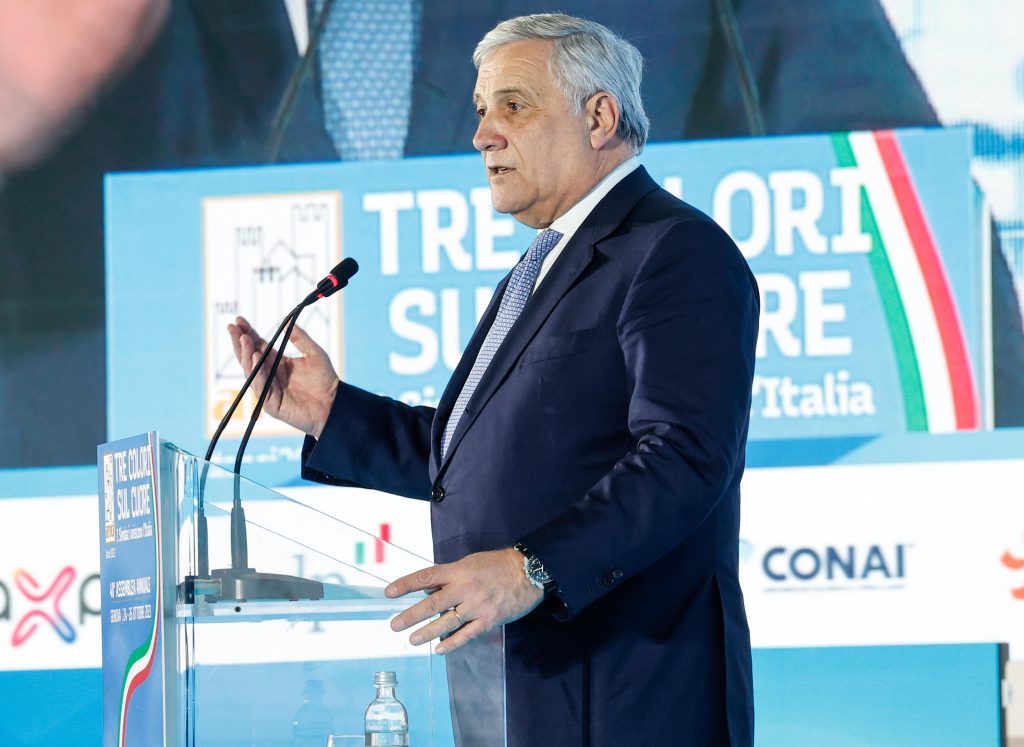 Tajani stringe sui falsi visti: “serve profonda revisione”