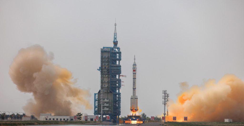 Astronauti cinesi tornano sulla Terra dopo 154 giorni in orbita