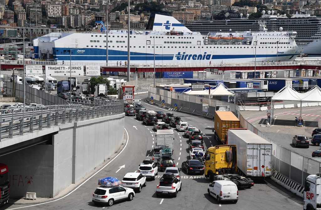 Incendio al Terminal Traghetti di Genova, tre intossicati