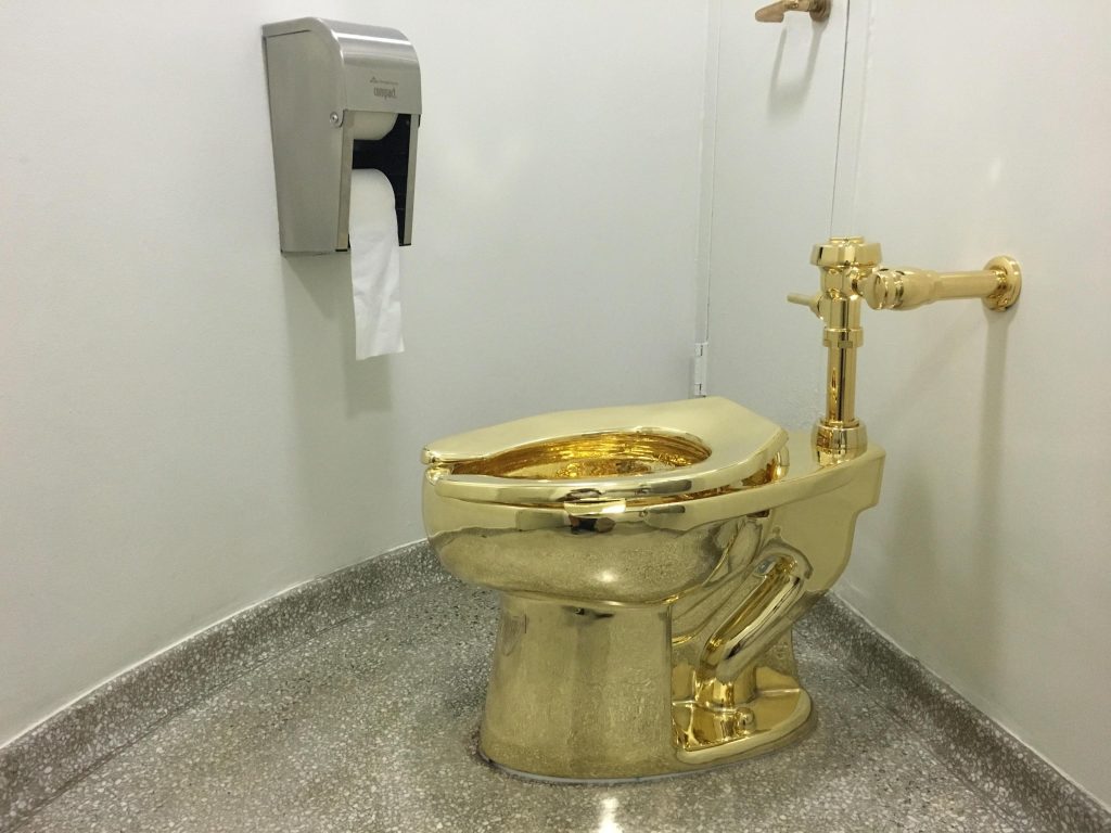 Rubarono il wc d’oro di Cattelan, quattro arresti