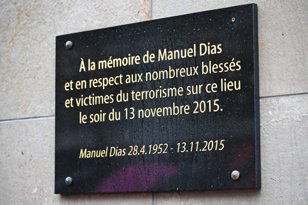 Parigi commemora le vittime del terrorismo del 2015